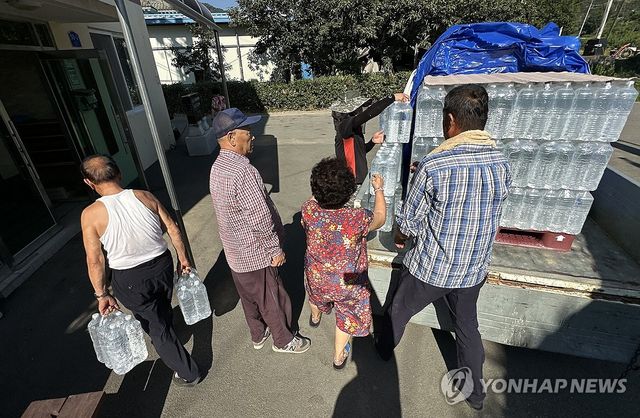 폭염 속 단수…생수 받아가는 주민들