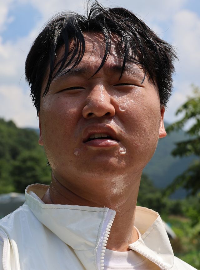 땀범벅이 된 기자의 얼굴