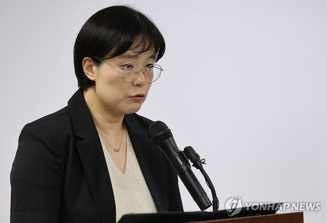 브리핑하는 김지미 특검보