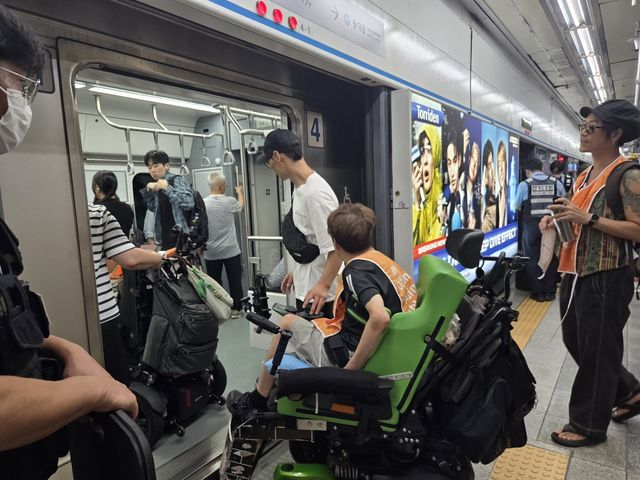 혜화역에서 지하철 탑승 중인 전장연 활동가들