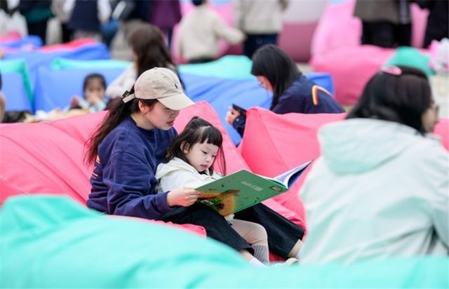 서울야외도서관에서 책 읽는 어린이와 보호자
