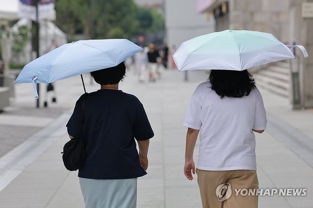 양산 쓰고 걷는 시민들