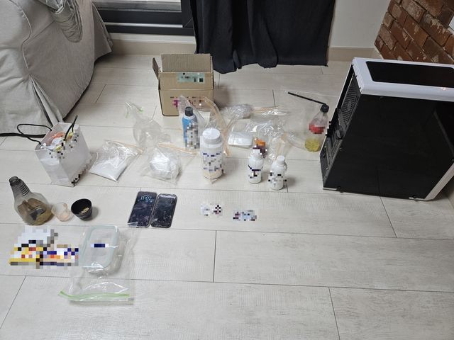 A씨로부터 압수한 제조 재료들