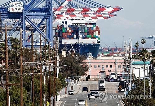 미 로스앤젤레스항의 컨테이너선