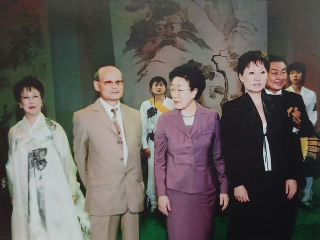 2006년 고려극장을 방문한 당시 한명숙(왼쪽서 3번째) 총리와 이 류보비 극장장 