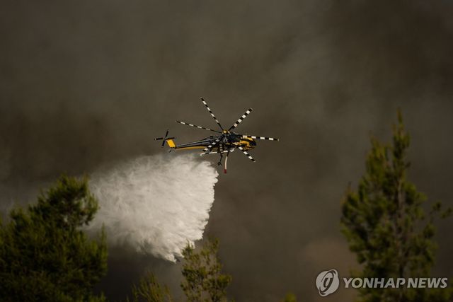 그리스 산불을 끄는 소방헬기