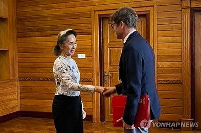 미얀마 수치 고문, 적십자사 면담…"생존사실 확인"