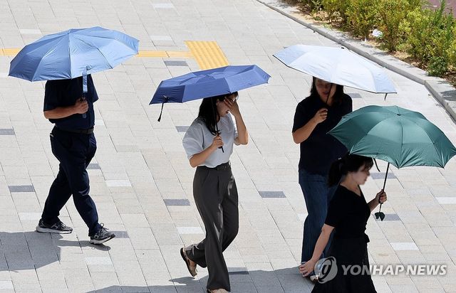 양산 쓴 시민들
