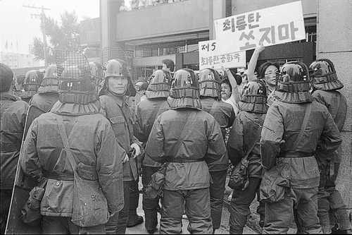 민주화 시위 진압에 투입된 전투경찰대 