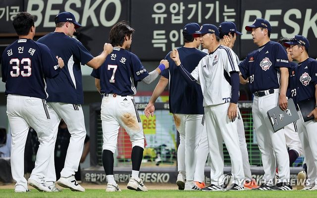 박찬호 격려하는 김원형 감독