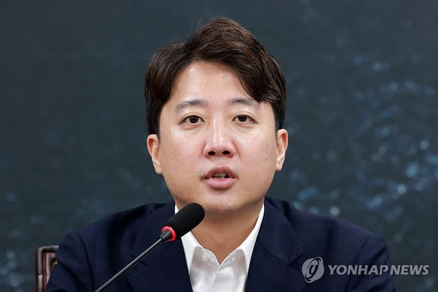 최고위원회의에서 발언하는 개혁신당 이준석 대표