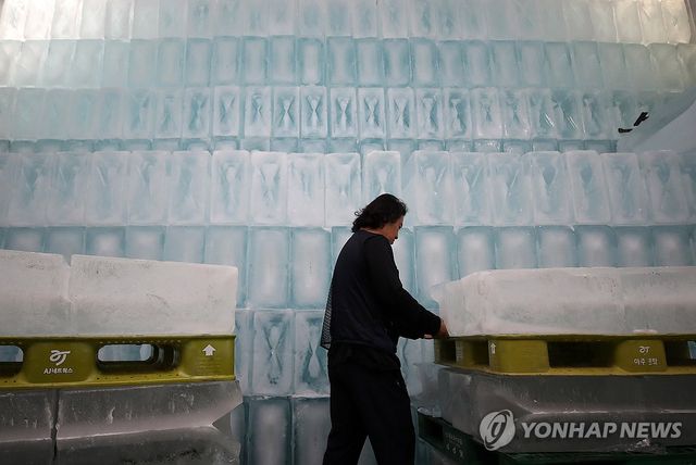 폭염에 분주한 얼음 공장