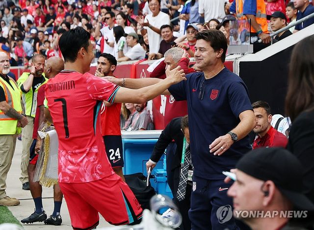 경기 전 인사 나누는 손흥민-포체티노