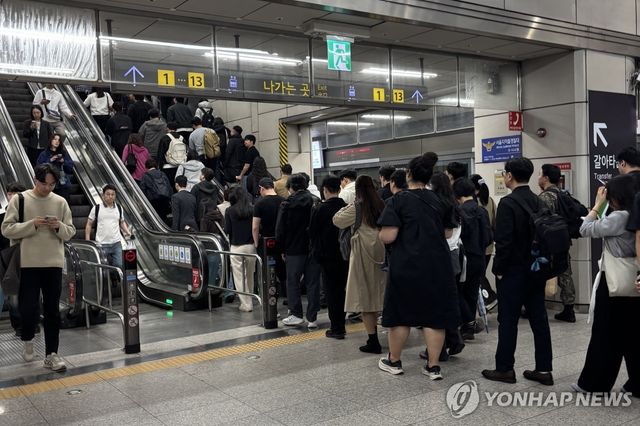 한 줄 서기로 에스컬레이터를 이용하는 사람들