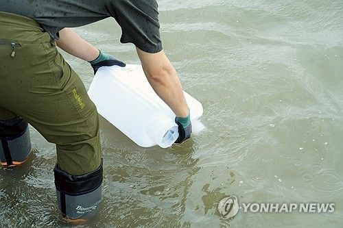북한 평산 우라늄 정련공장 폐수 문제와 관련해 인천 강화도에서 한국원자력안전기술원 전문가가 시료 채취하고 있는 모습. [원자력안전위원회 제공. 재판매 및 DB금지]