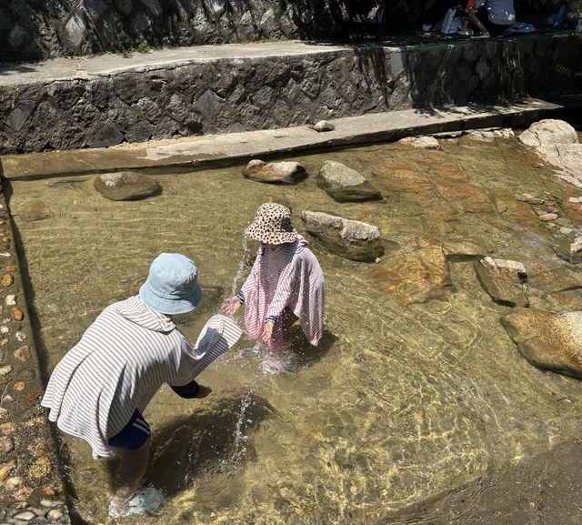 긴고랑계곡에서 물놀이하는 김시우(11)·지우(8) 남매