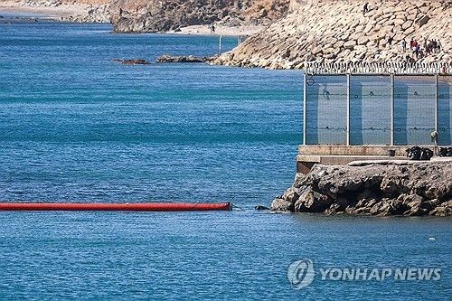 스페인이 모로코발 이민자 유입을 막기 위해 설치한 해상 차단벽