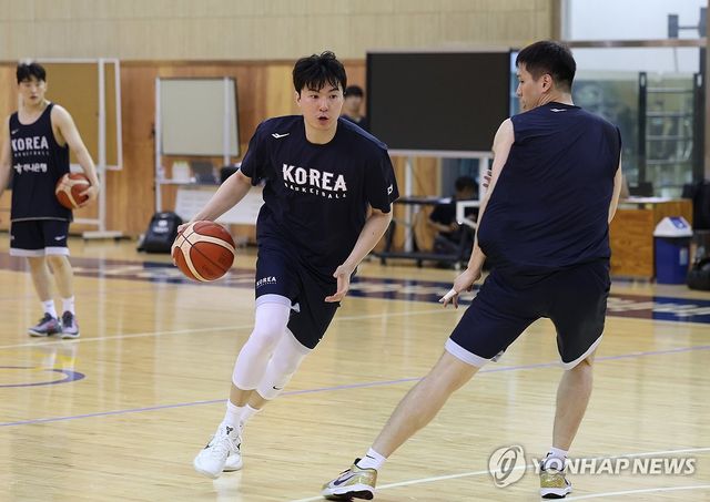드리블하는 이현중