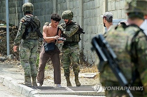 1일 세우타에서 이민자 검문하는 스페인 군인