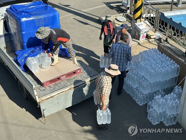 폭염 속 단수…생수 받아 가는 주민들