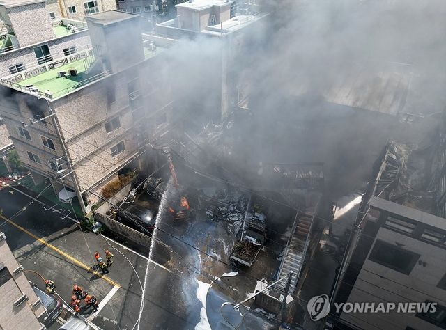 화재로 검게 탄 페인트 자재 창고