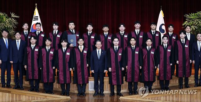 신임 검사들과 기념촬영 하는 정성호 장관