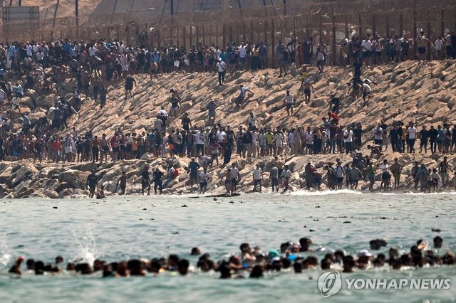 모로코에서 바다를 통해 세우타로 가려는 이주민들