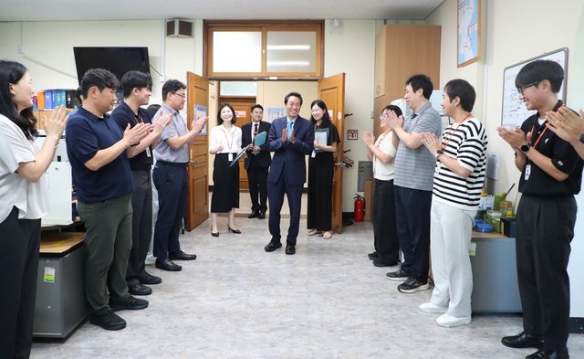 우수 부서 방문해 직원 격려하는 우상호 도지사 