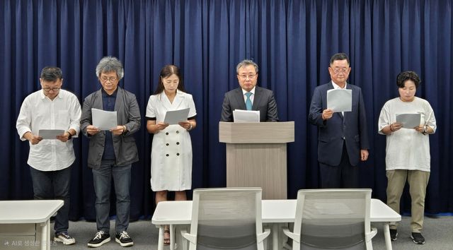 기자회견 하는 전 강릉시장직 인수위원회