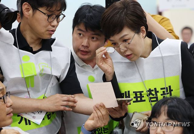 재검표 참관하는 김은혜 의원