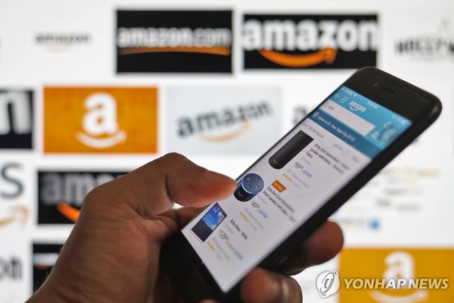 아마존 로고와 스마트폰 앱