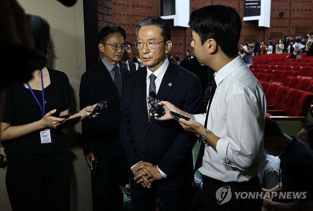 질문에 답하는 정성호 장관