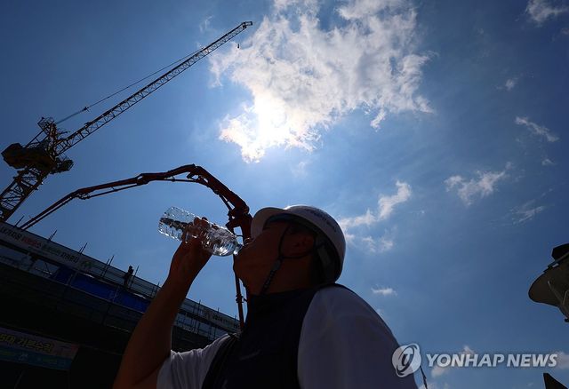 '극한더위와 사투 벌이는 건설 현장'