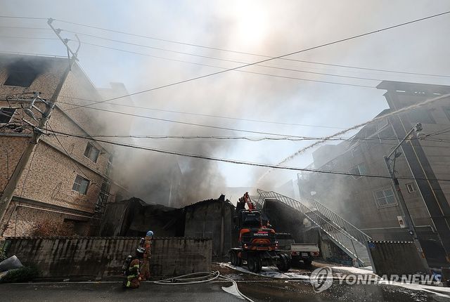 울산 페인트 창고 화재 진화 작업