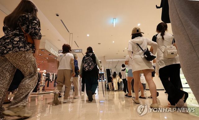 롯데백화점에 몰리는 고객들