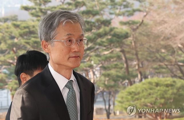 대법원 들어서는 조희대 대법원장