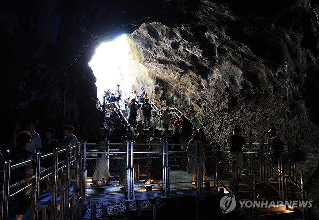 '한여름에도 시원' 만장굴에서 피서