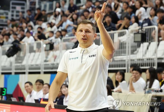 작전 지시하는 니콜라이스 감독
