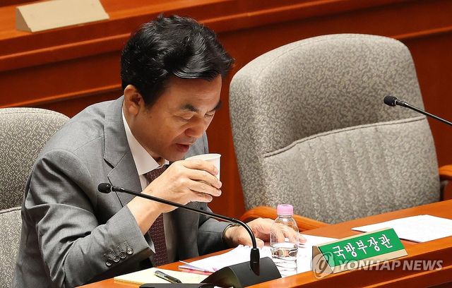 목 축이는 안규백 장관