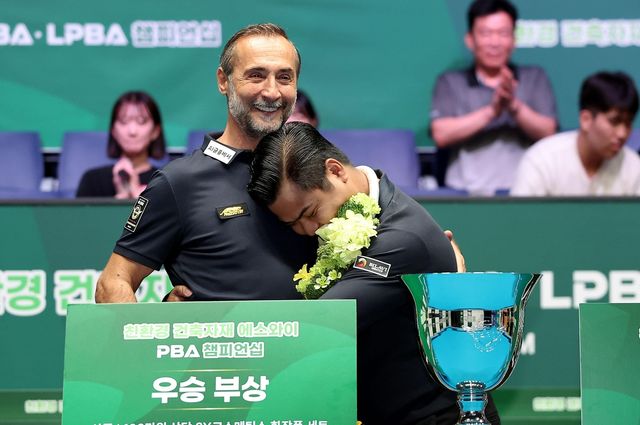 결승전 상대인 세미 사이그너를 포옹한 응우옌쩐타인타오