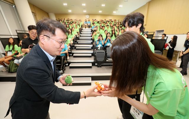 강원도 마스코트 인형 전달하는 여중협 도 행정부지사