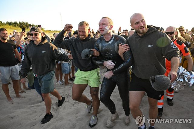 폴란드 도착한 바르퉈미에이 쿱코프스키