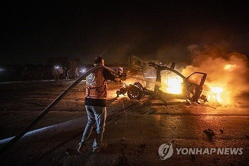 이스라엘 공습으로 불타는 자동차