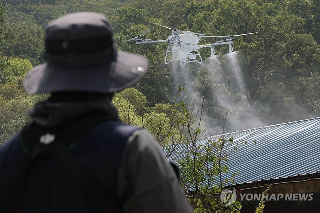 폭염에 축산 농가 비상...축사 지붕에 열차단 도포제 시공