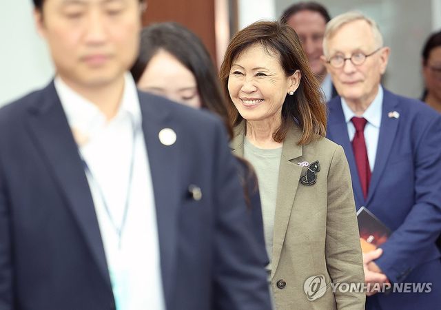미소 보이는 미셸 스틸 주한미국대사