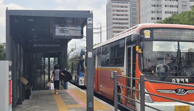 BRT 정류장 쉘터로 들어가는 시민