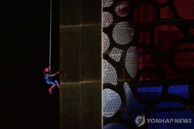 두바이에서 '스파이더맨 4' 개봉을 기념해 벌어진 건물 등반 퍼포먼스