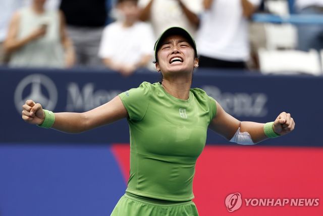 우승의 기쁨 만끽하는 이알라