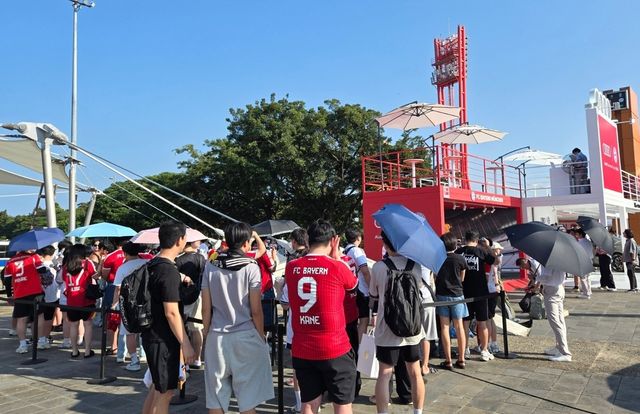 4일 제주-뮌헨 경기를 앞두고 뮌헨 트로피 포토존에 줄을 선 팬들의 모습