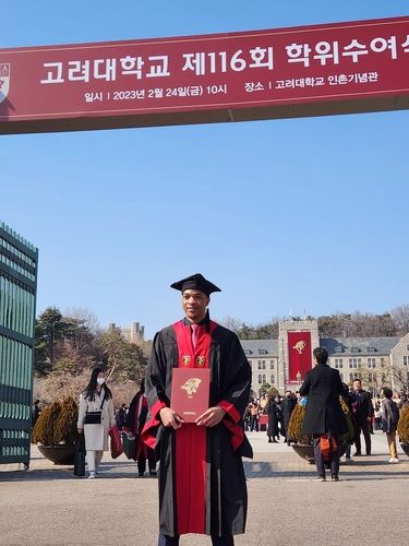 함자가 2023년 2월 열린 고려대 졸업식에서 포즈를 취하고 있다. [본인 제공]
